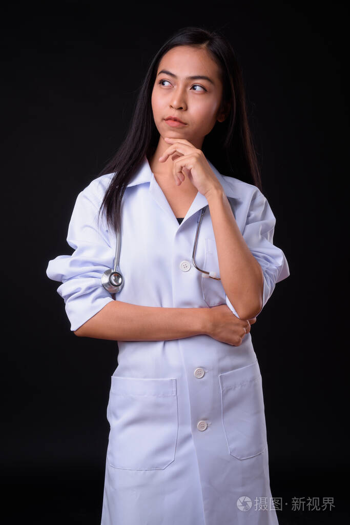 年轻美丽的亚洲女博士肖像