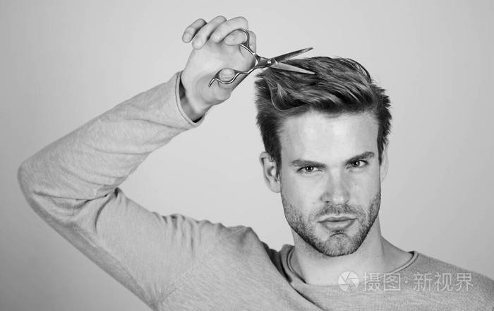 个人造型师胡子男人拿着剪刀现代理发店时髦的工具设计发型面部护理剪