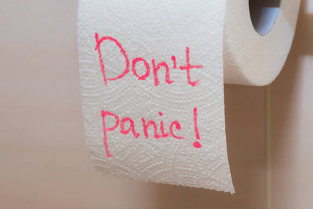 卫生纸上的铭文不要惊慌。卫生纸特写。