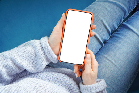一个女人手里拿着空屏幕的智能手机。