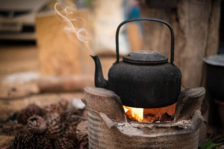 营地 野餐 瓦罐 自然 黏土 复古的 水壶 火焰 热的 茶壶