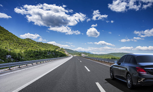 汽车在高速公路上赛车图片