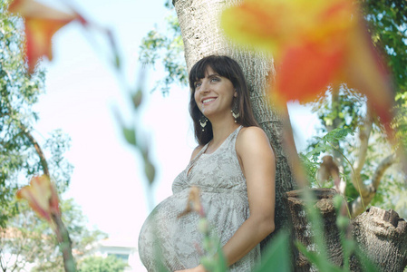 孕妇在垫子上伸展. 怀孕和生育. 产前健身瑜伽和健康的生活方式.