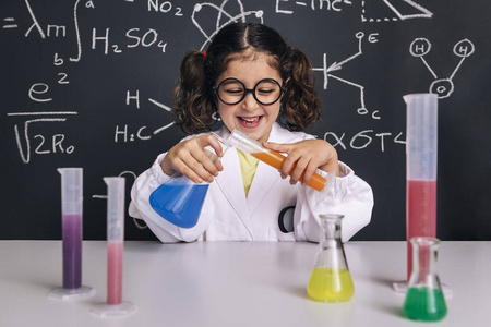 女学生 学龄前儿童 公式 测试 发现 化学 玻璃杯 好奇心