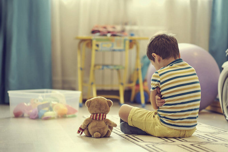 孤独的孩子想念家照片