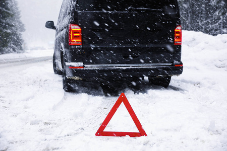 天气 冰冷的 车辆 轮胎 麻烦 季节 滑的 故障 漂流 意外