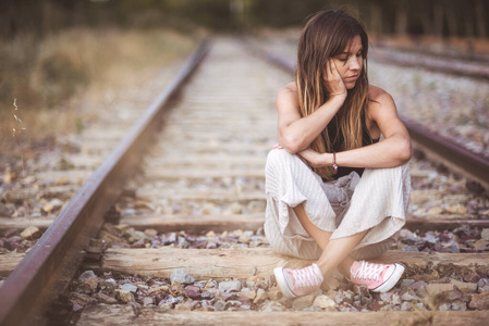 喜怒无常的年轻女人图片