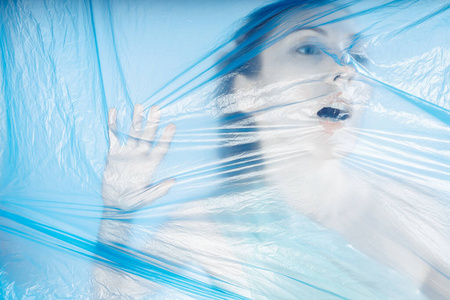 蓝包折了.那个女孩在塑料袋里窒息而死.照片