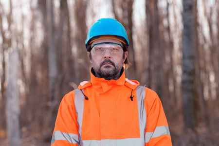 安全帽 工程 森林砍伐 夹克 白种人 重新造林 环境 森林