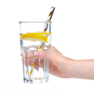 一杯水，手里拿着柠檬管
