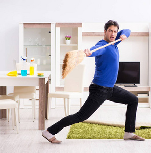 家庭主妇用扫帚图片