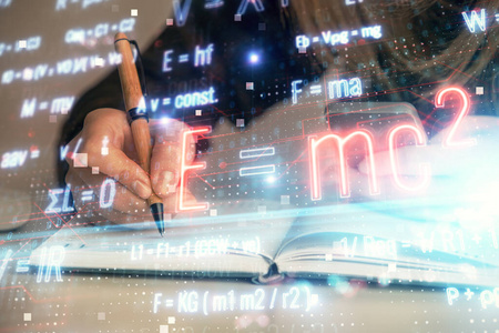 女性双手电脑打字和公式全息图的双重曝光。教育理念。