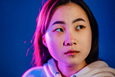千禧年韩国美女的特写写真,长发带霓虹灯.工作室里的时髦少年照片