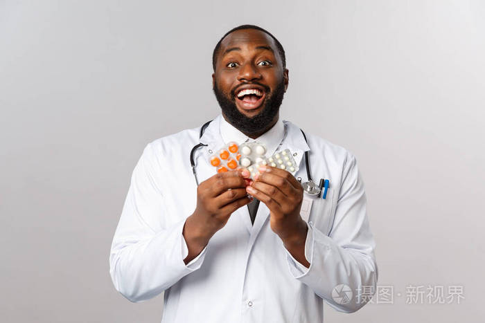 流感疾病医疗保健和医学概念兴奋英俊的身穿白大褂的非裔美国医生拿着