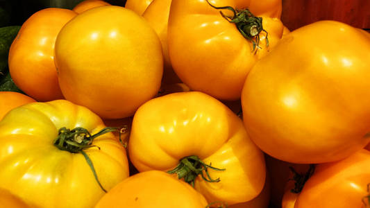 橙色的西红柿。蔬菜背景。西红柿特写。
