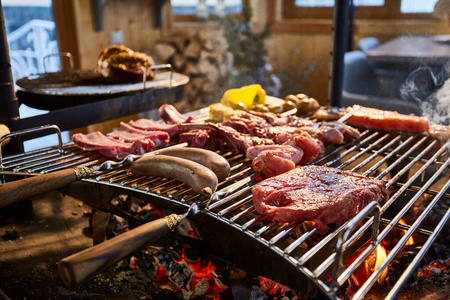 腌制的,排骨摊好,一根木桩,香肠,边缘,鸡肉,明火,黑胡椒,一根烟,柴火