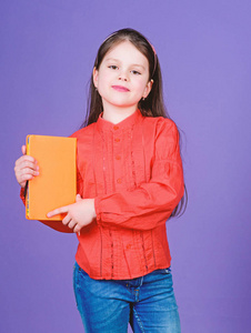 可爱的小女孩拿着橙色封面的书.可爱的小孩手里拿着书本知识.