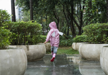 暴风雨 公园 有趣的 跳舞 飞溅 亚洲 橡胶 落下 小孩