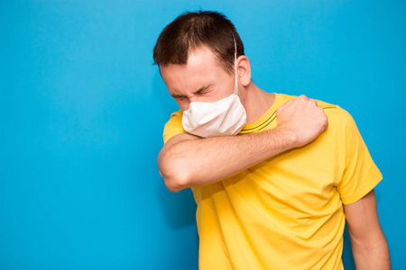 流感 男人 呼吸 发烧 预防 健康 面具 寒冷的 打喷嚏