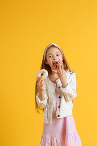 饮食 生日 女孩 对待 好吃 美丽的 漂亮的 甜点 幸福