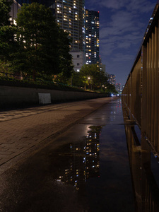 东京的高楼大厦在雨中倒影图片