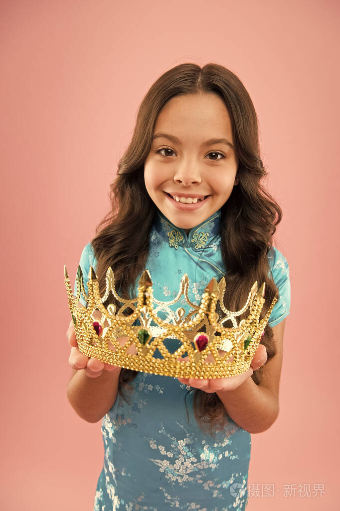 我太高兴了日本小姐皇后冠军自私的冠军孩子快乐童装戴皇冠肖像画的