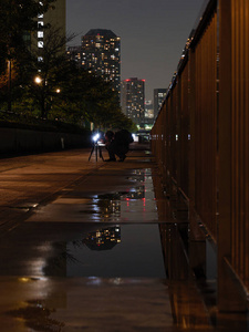 东京的高楼大厦在雨中倒影图片