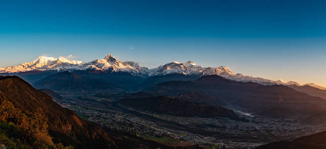 马查普查尔峰Dhampus Pokhara Nepal全景。