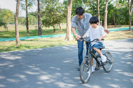 享受 小孩 教学 家庭 成人 男人 自行车 公园 爸爸 儿子