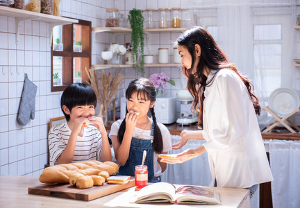 鸡蛋 面粉 微笑 妈妈 饼干 帮助 准备 烹饪 在一起 女人