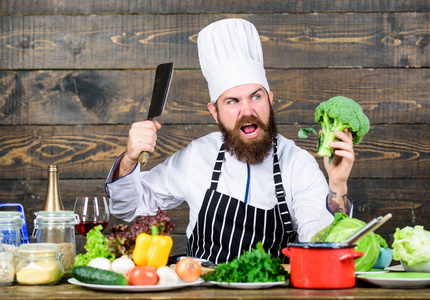 一个留着胡子的时髦男人在煮新鲜蔬菜.最新鲜的原料.