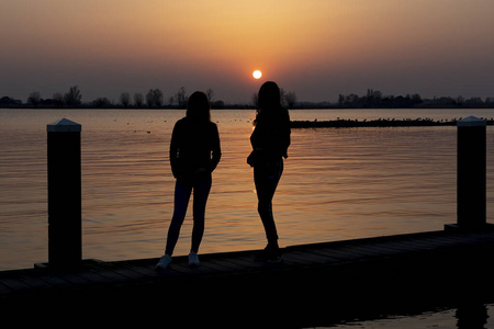 女人 夏天 傍晚 海滩 旅游业 快乐 日落 荷兰 太阳 反射