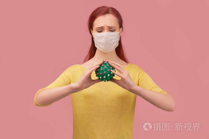 女人戴着防毒面具皱着眉头想