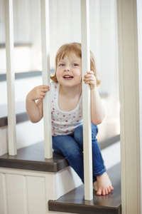 可爱的 童年 微笑 乐趣 肖像 楼梯 婴儿 女孩 蹒跚学步的孩子