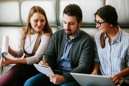 洽谈空间商务洽谈,商务人员会议讨论企业理念.照片