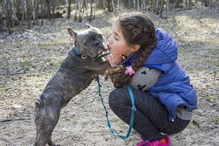 成人 宠物 白种人 法国人 犬科动物 步行 在一起 漂亮的