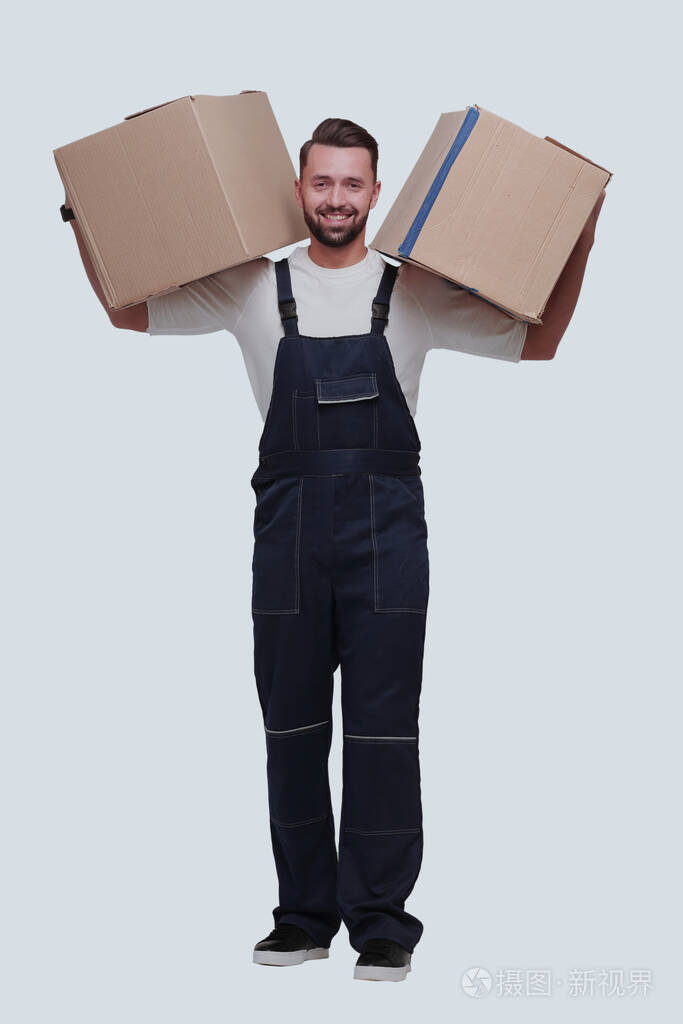 完全成长肩上扛着纸板箱微笑的男人