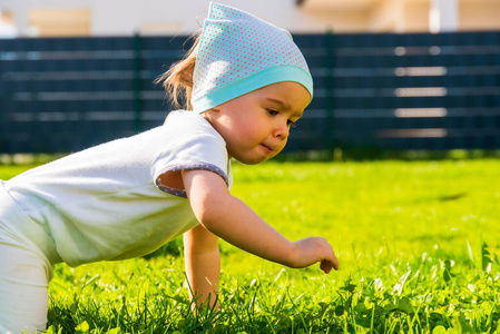 幸福 公园 婴儿 草地 健康 自然 蹒跚学步的孩子 宝贝
