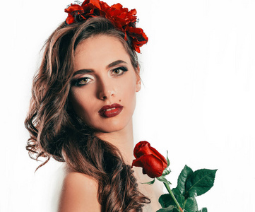 一位手持红玫瑰的美丽女人的画像