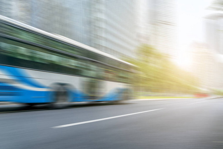 场景 弹道 旅行 汽车 天际线 公路 地标 建筑 暮光 公共汽车