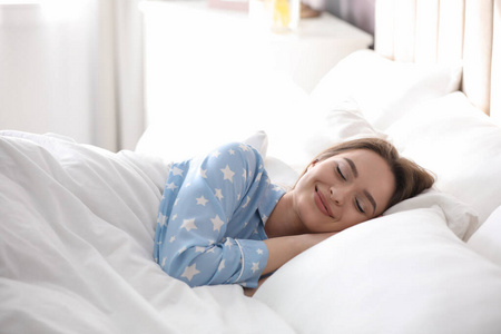 睡衣 床垫 白种人 美丽的 就寝时间 微笑 醒来 枕头 软的