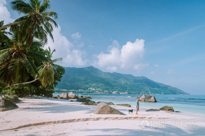 拉迪格塞舌尔年轻人在热带岛屿拉迪格度假中年男子散步在海滩上度假在
