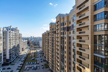 多姿多彩的多层楼群从阳台上俯瞰高层住宅立面的美丽多彩设计.