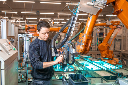 工厂现代化工业的自动化。引入新的机械手臂来取代人力资源
