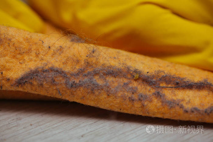 打扫房子时用满是灰尘的黄布把脏东西堵起来