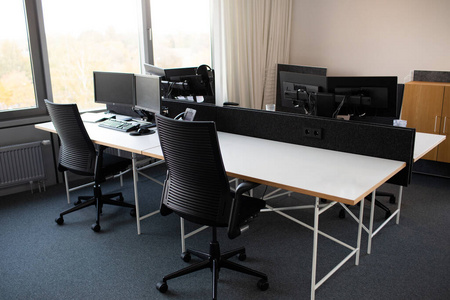 内阁 空的 办公室 技术 房间 桌子 计算机 工作场所 公司
