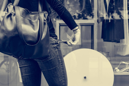 检查皮夹裤子里空空如也,没钱.领带男在蓝天下扭动着空口袋.