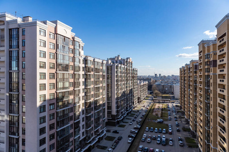带停车场的房子多姿多彩的多层楼群从阳台上俯瞰高层住宅立面的美丽