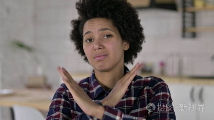 美国黑人妇女用手语拒绝的肖像