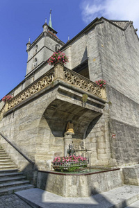 瑞士弗里堡Estavayer le lac的圣洛朗学院教堂和喷泉